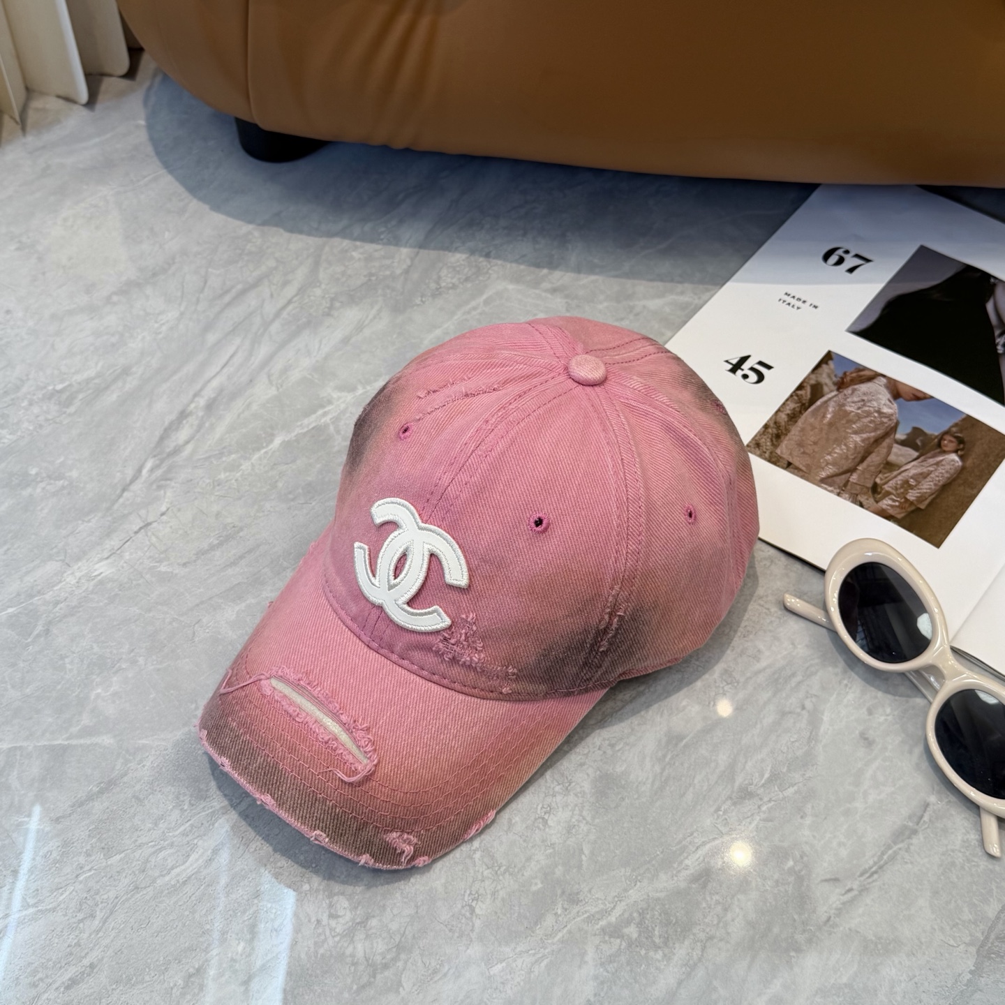 【CHANEL香奈儿】新款洗水破洞简约logo棒球帽，新款出货，大牌款超好搭配，赶紧入手！