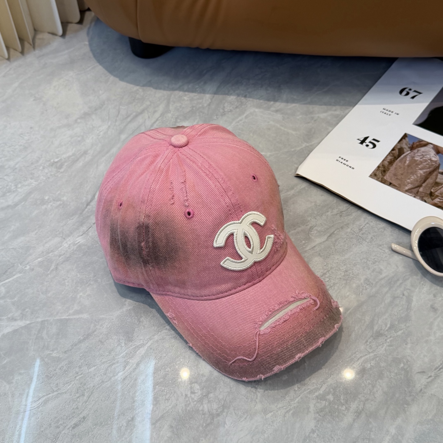【CHANEL香奈儿】新款洗水破洞简约logo棒球帽，新款出货，大牌款超好搭配，赶紧入手！