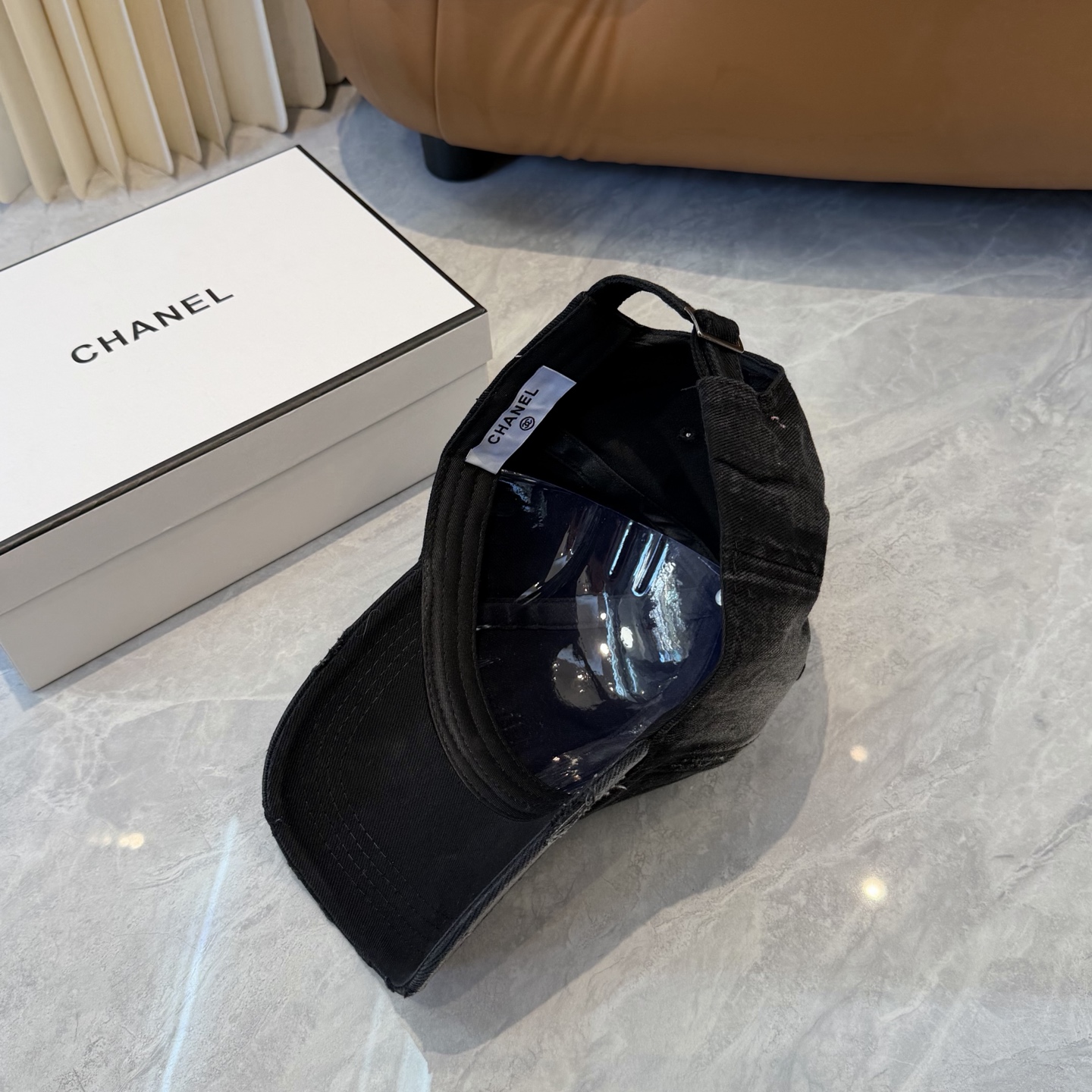 【CHANEL香奈儿】新款洗水破洞简约logo棒球帽，新款出货，大牌款超好搭配，赶紧入手！
