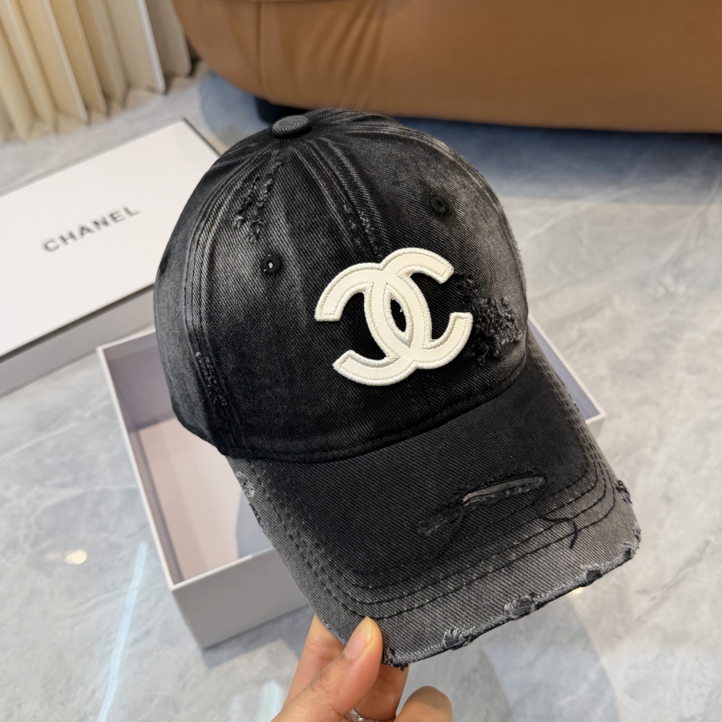 【CHANEL香奈儿】新款洗水破洞简约logo棒球帽，新款出货，大牌款超好搭配，赶紧入手！