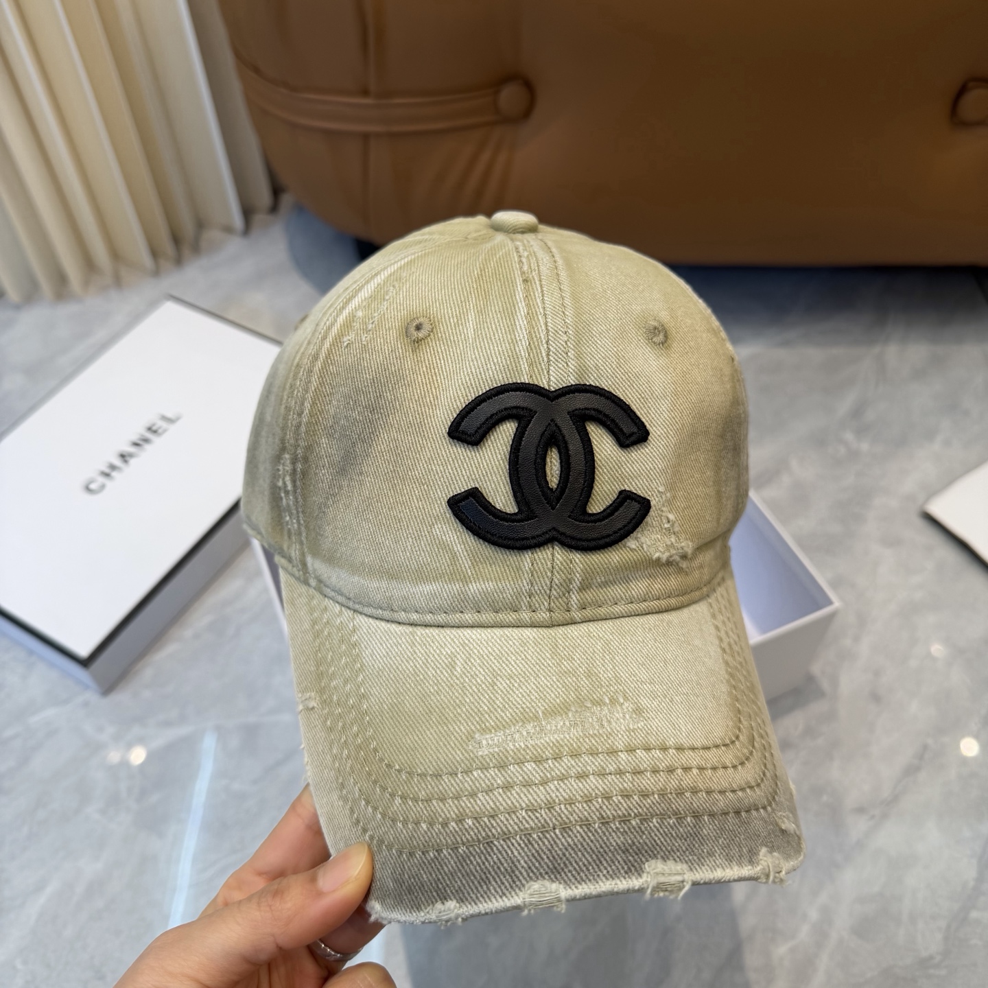【CHANEL香奈儿】新款洗水破洞简约logo棒球帽，新款出货，大牌款超好搭配，赶紧入手！