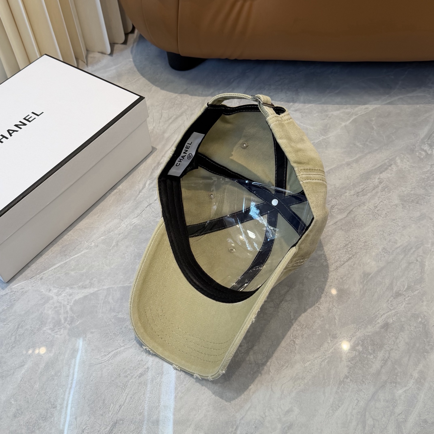【CHANEL香奈儿】新款洗水破洞简约logo棒球帽，新款出货，大牌款超好搭配，赶紧入手！