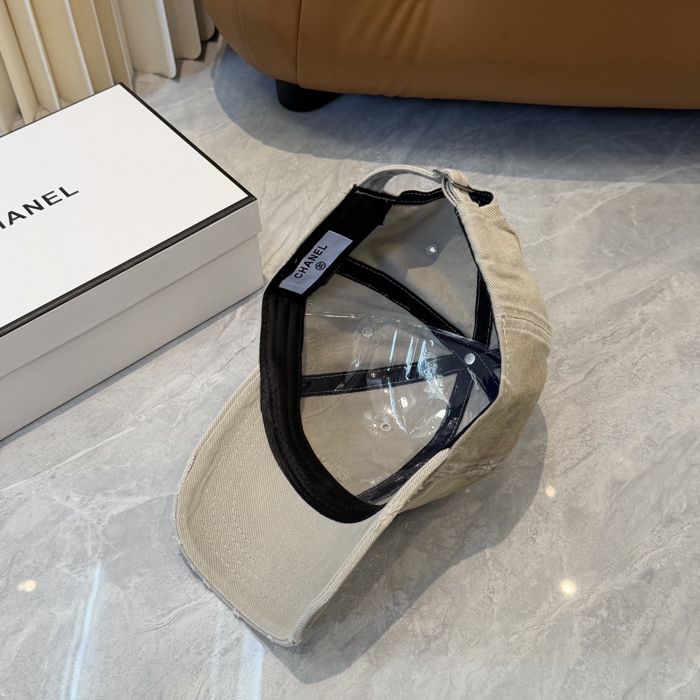【CHANEL香奈儿】新款洗水破洞简约logo棒球帽，新款出货，大牌款超好搭配，赶紧入手！