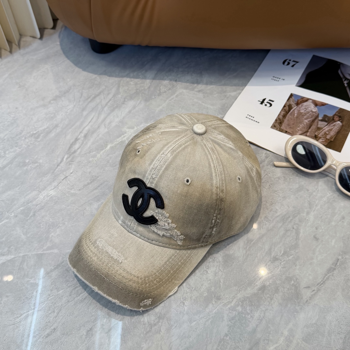 【CHANEL香奈儿】新款洗水破洞简约logo棒球帽，新款出货，大牌款超好搭配，赶紧入手！