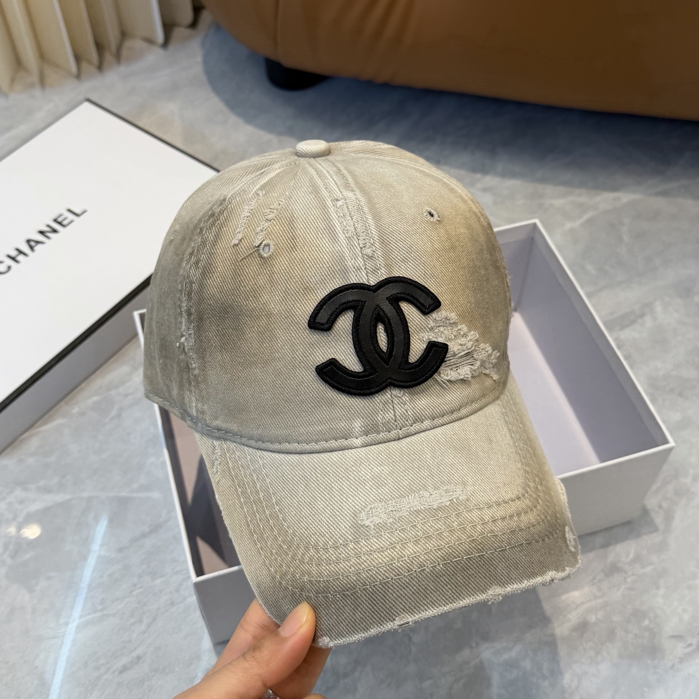 【CHANEL香奈儿】新款洗水破洞简约logo棒球帽，新款出货，大牌款超好搭配，赶紧入手！