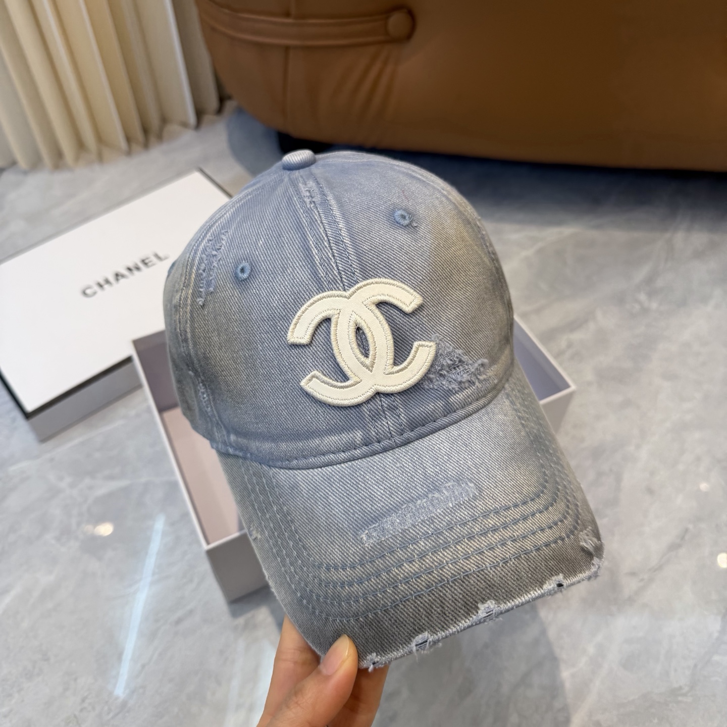 【CHANEL香奈儿】新款洗水破洞简约logo棒球帽，新款出货，大牌款超好搭配，赶紧入手！