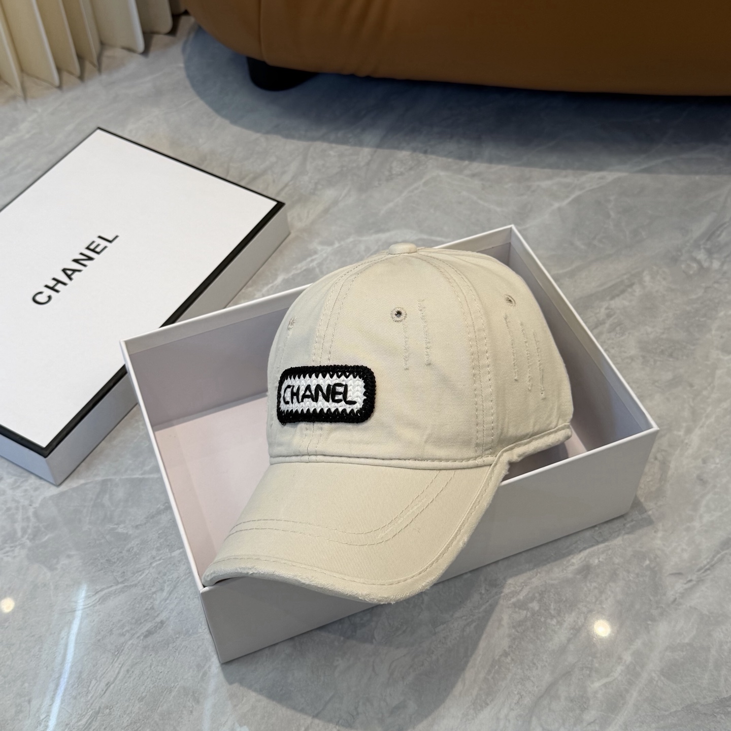 【CHANEL香奈儿】新款洗水破洞简约logo棒球帽，新款出货，大牌款超好搭配，赶紧入手！