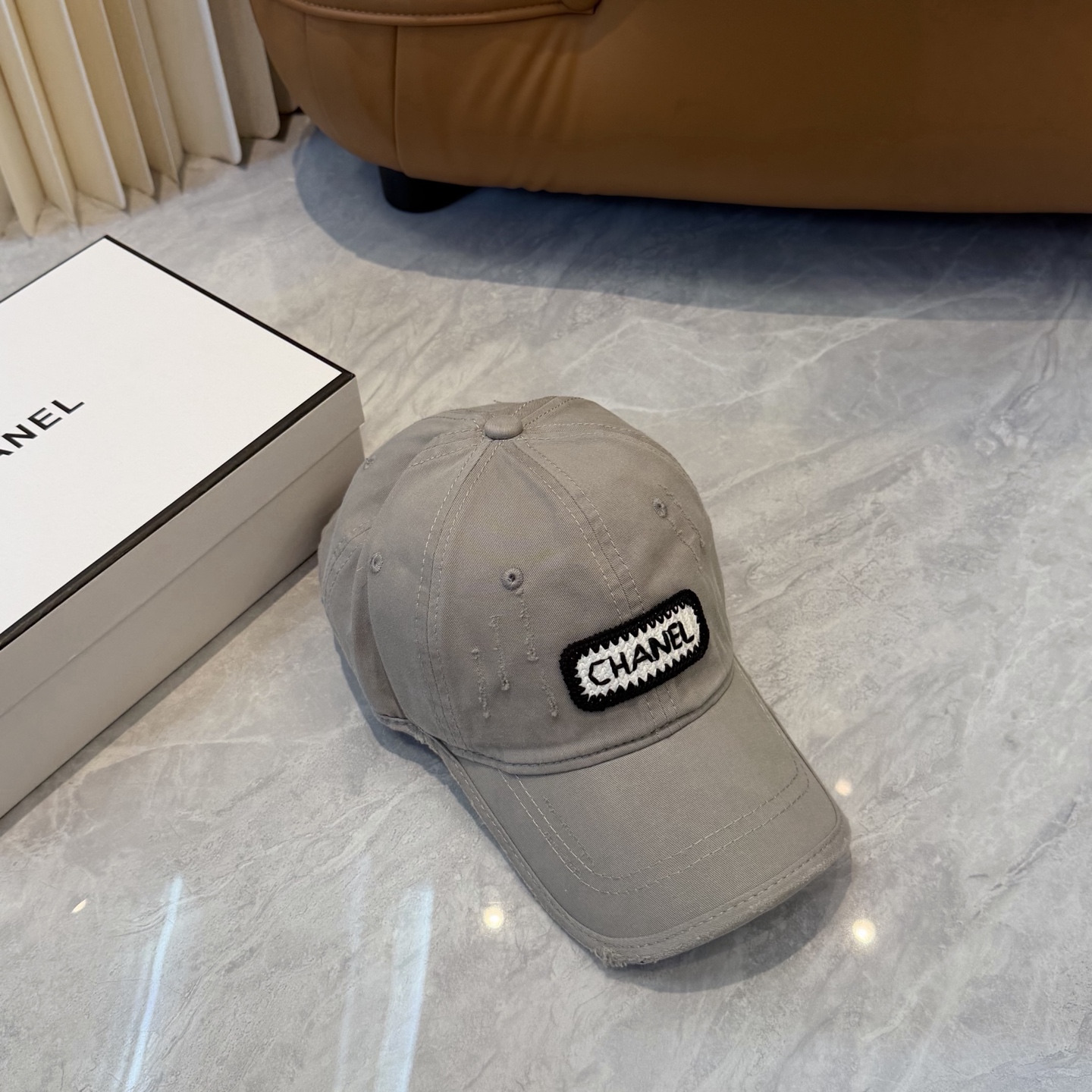 【CHANEL香奈儿】新款洗水破洞简约logo棒球帽，新款出货，大牌款超好搭配，赶紧入手！