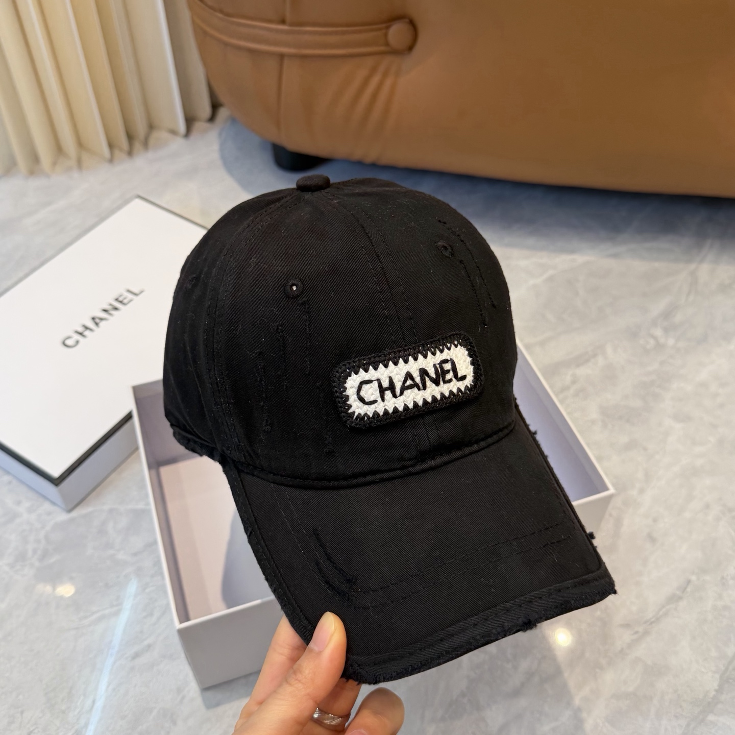 【CHANEL香奈儿】新款洗水破洞简约logo棒球帽，新款出货，大牌款超好搭配，赶紧入手！