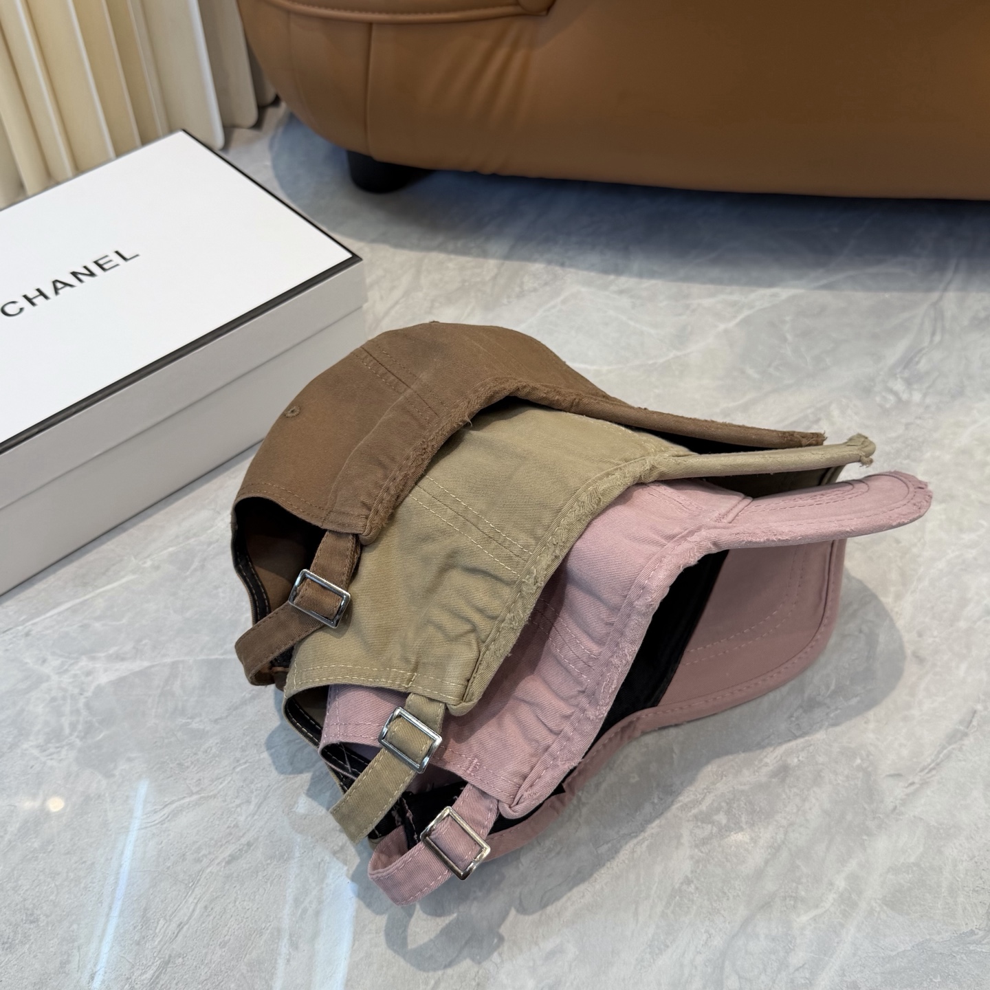 【CHANEL香奈儿】新款洗水破洞简约logo棒球帽，新款出货，大牌款超好搭配，赶紧入手！