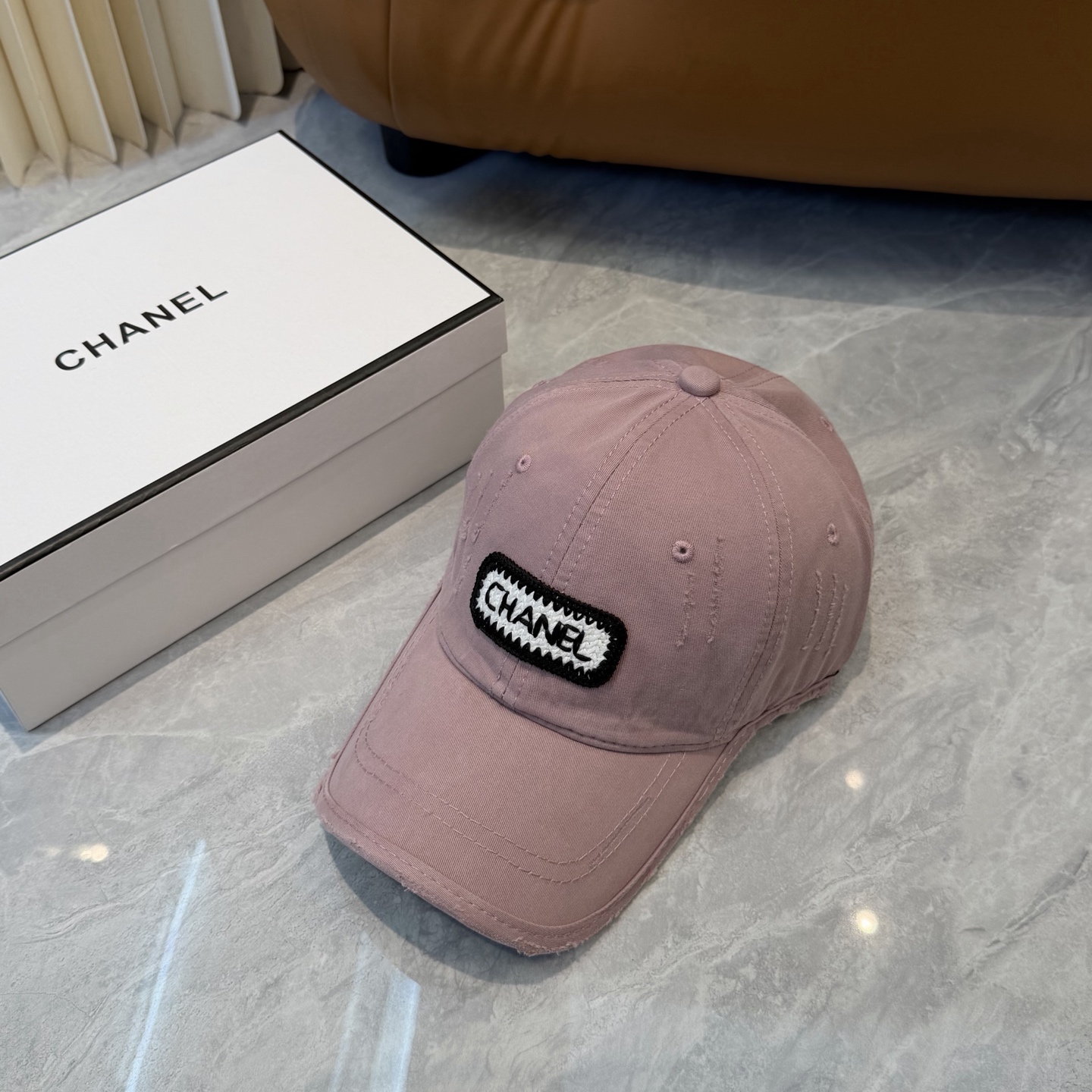 【CHANEL香奈儿】新款洗水破洞简约logo棒球帽，新款出货，大牌款超好搭配，赶紧入手！