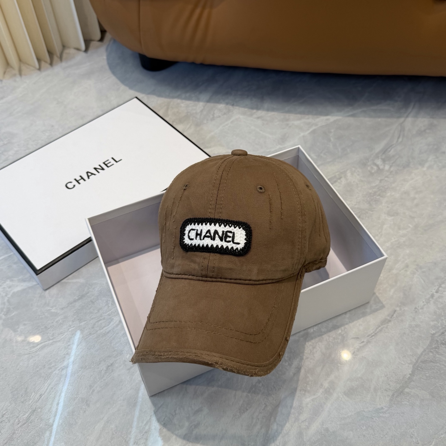 【CHANEL香奈儿】新款洗水破洞简约logo棒球帽，新款出货，大牌款超好搭配，赶紧入手！
