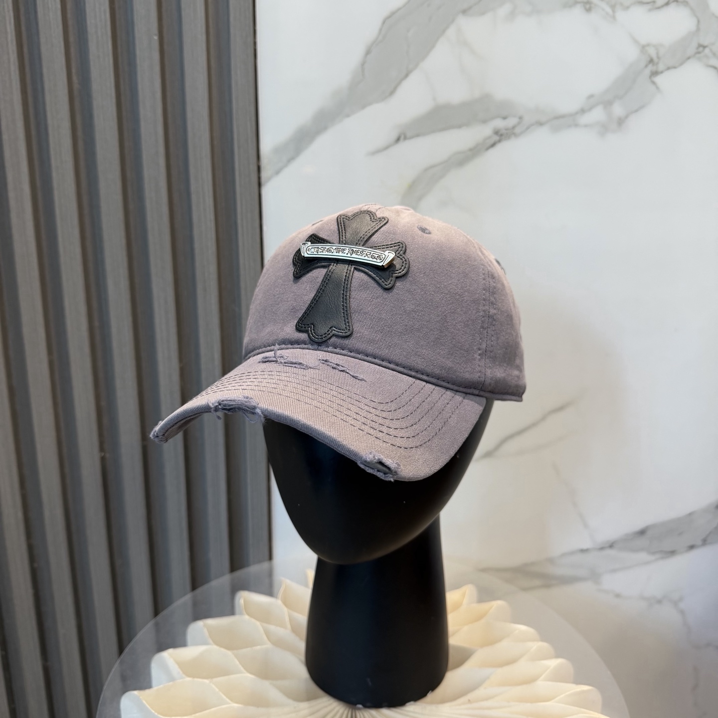 NO:755895,Crow Heart's new baseball cap, personalized fashion classic cross logo, casual with a cool feeling, unisex style, same style for men and women!  Very easy to match!  Head circumference: 56-58cm, straw hats, bucket hats, baseball caps, hats, chrome hearts, espadrilles, hats are available19860909克罗心 新款棒球帽,个性时尚经典十字架标志,休闲带点酷酷的感觉,中性款 男女同款！超好搭！ 头围:56-58cm均可帽子草帽渔夫帽棒球帽,帽子,chrome hearts,espadrilles,hats,hat