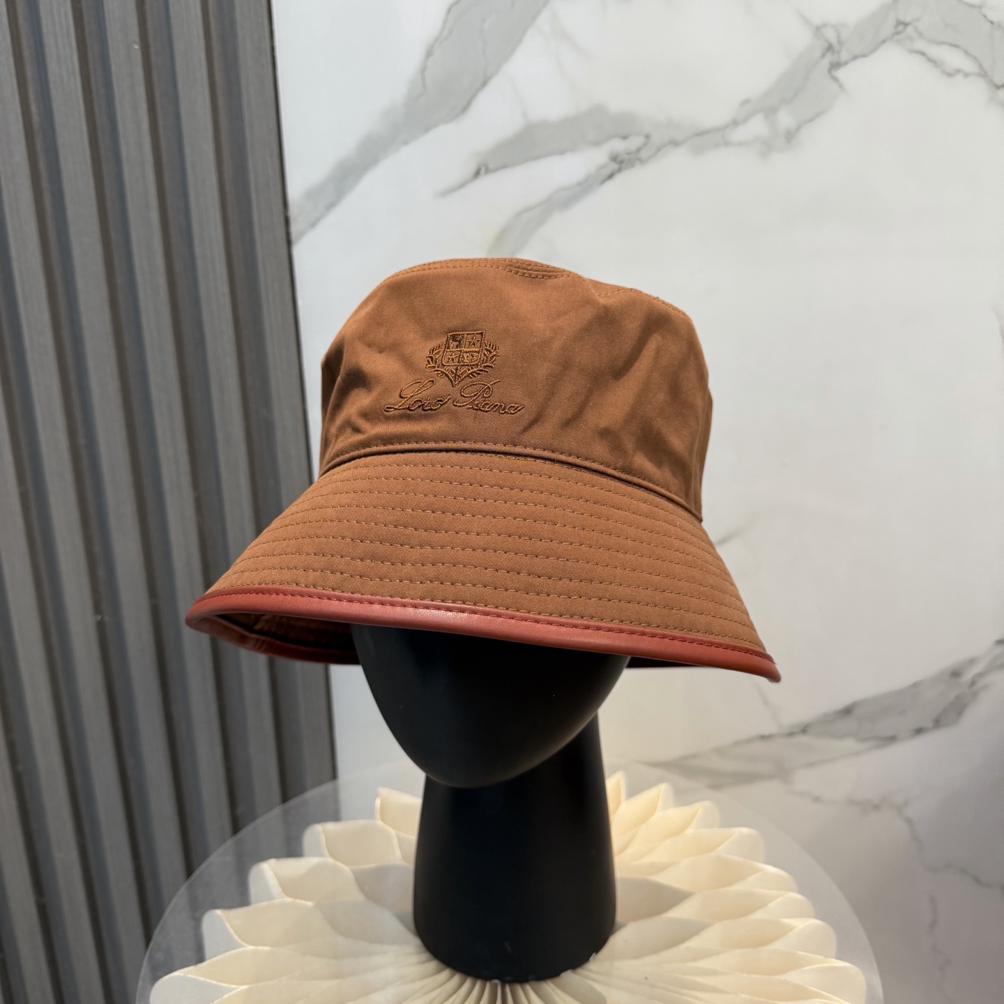 Loro Piana(诺悠翩雅) 专柜新款高版本渔夫帽大牌同步，超好出货！颜色做的太特别了～闭眼入 全是