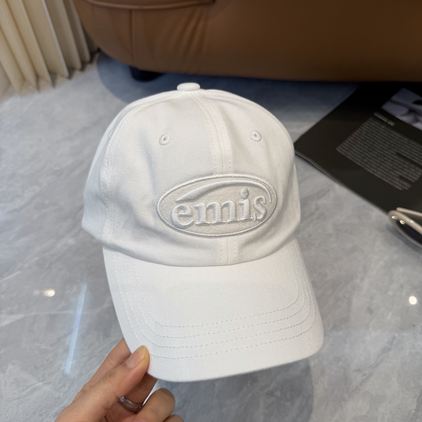 韩国潮牌emis 新款棒球帽，emis的帽子真的有种魔力 就是每一个都好看，完全不挑脸型的 每个都想买 