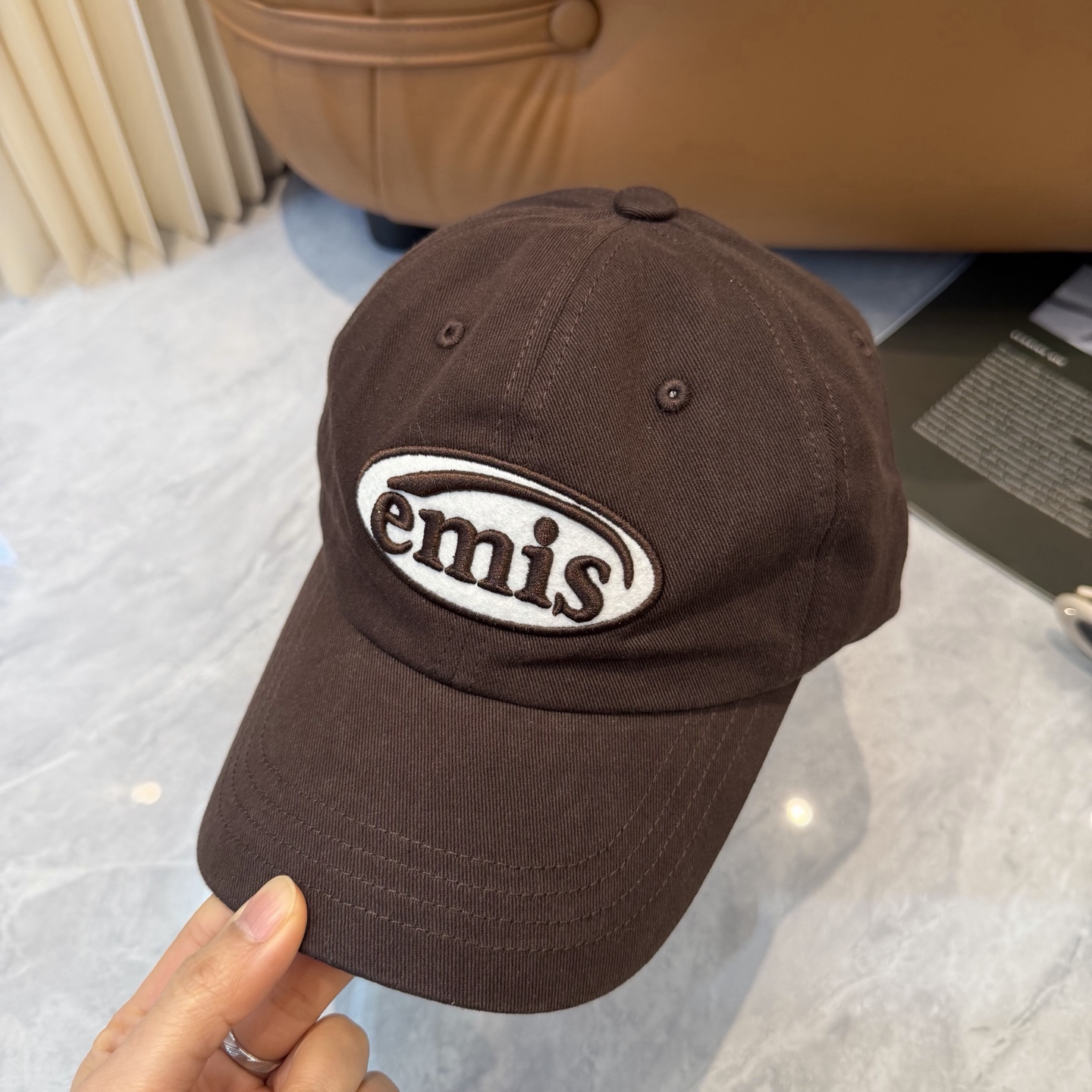韩国潮牌emis 新款棒球帽，emis的帽子真的有种魔力 就是每一个都好看，完全不挑脸型的 每个都想买 