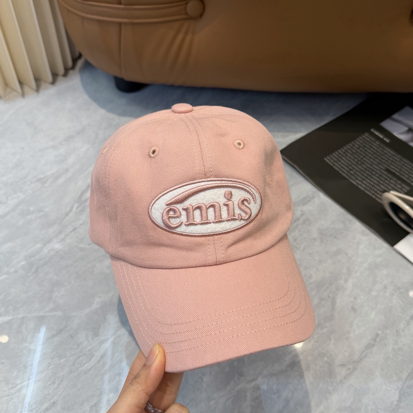 韩国潮牌emis 新款棒球帽，emis的帽子真的有种魔力 就是每一个都好看，完全不挑脸型的 每个都想买 
