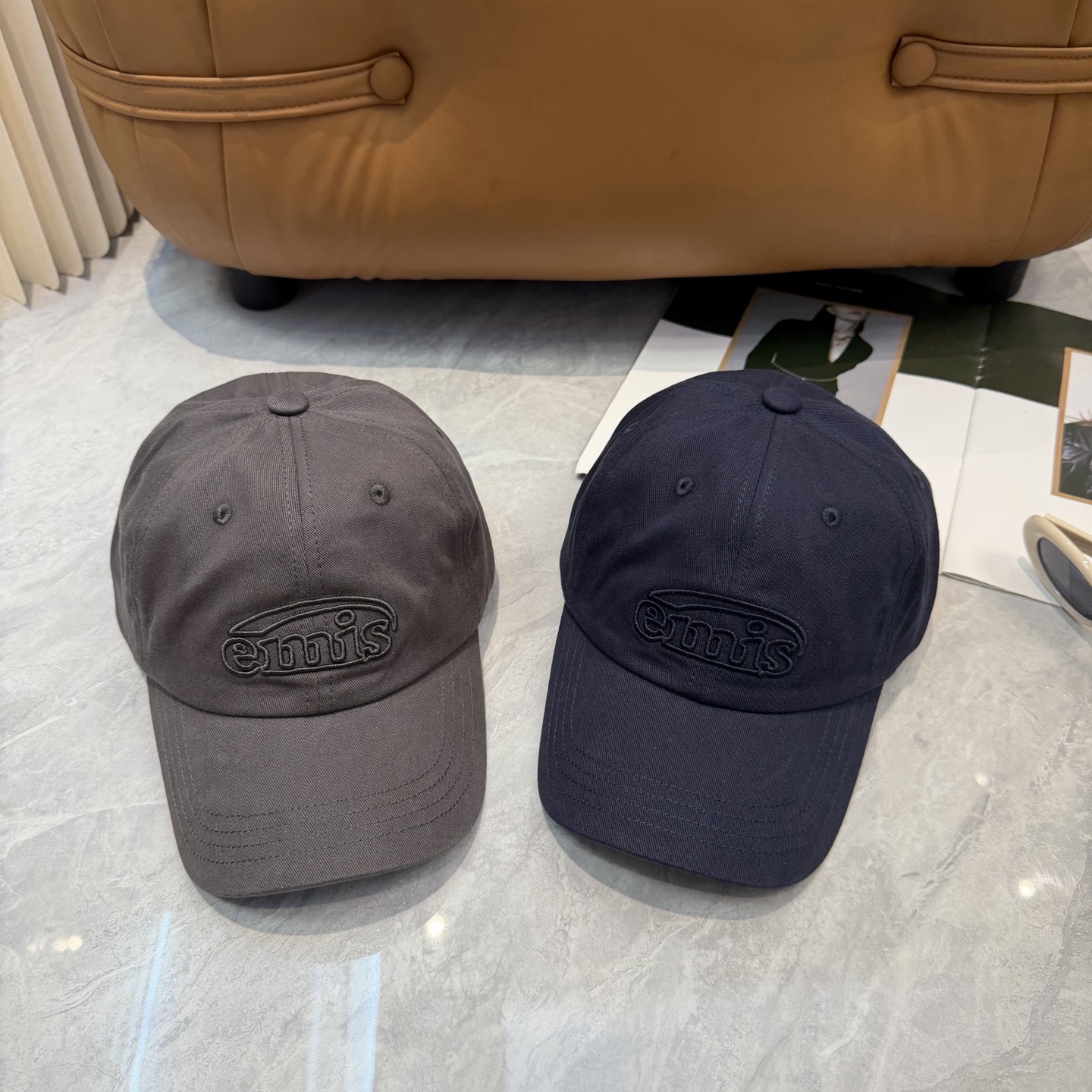 韩国潮牌emis 新款棒球帽，emis的帽子真的有种魔力 就是每一个都好看，完全不挑脸型的 每个都想买 