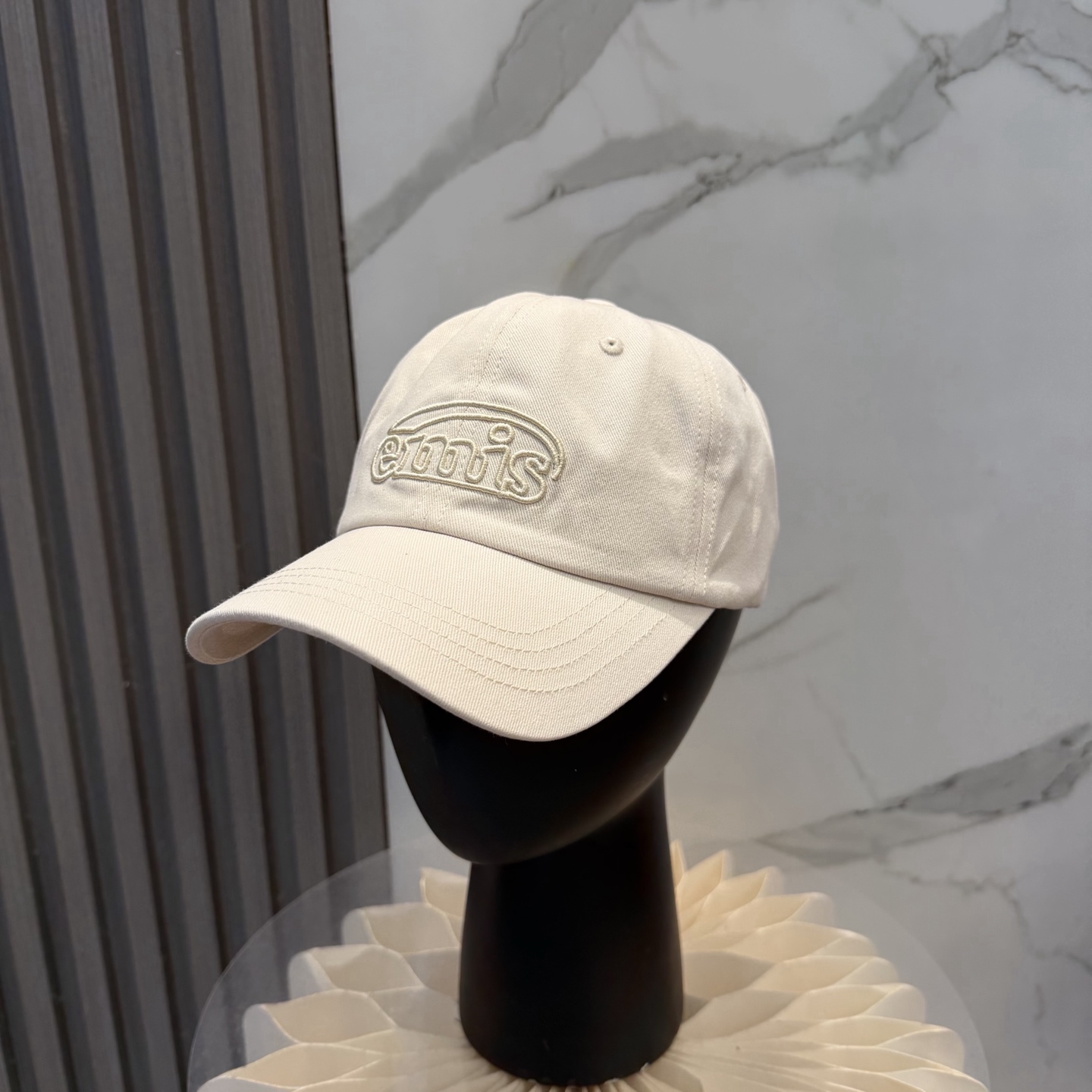 韩国潮牌emis 新款棒球帽，emis的帽子真的有种魔力 就是每一个都好看，完全不挑脸型的 每个都想买 