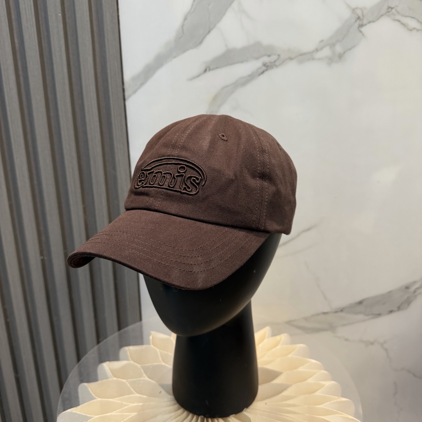 韩国潮牌emis 新款棒球帽，emis的帽子真的有种魔力 就是每一个都好看，完全不挑脸型的 每个都想买 