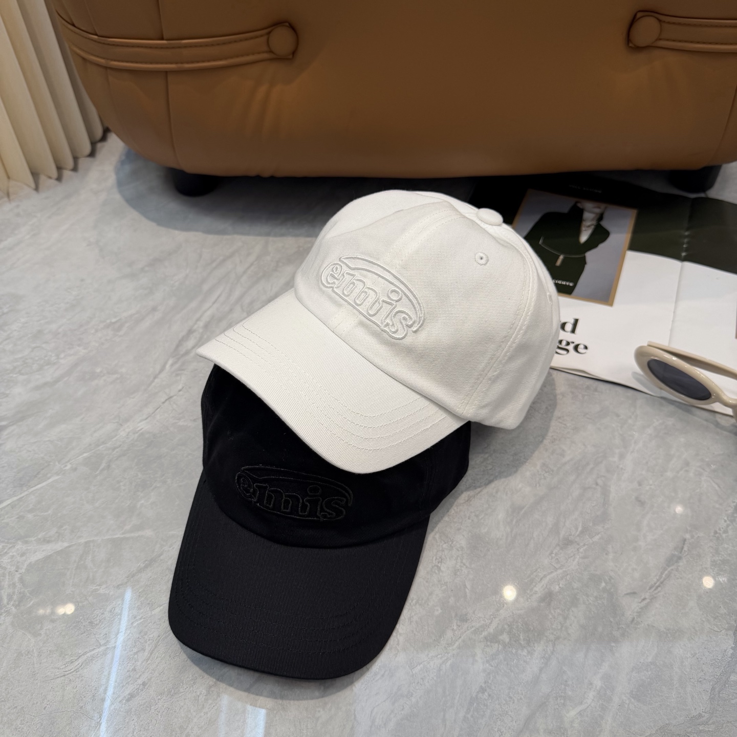 韩国潮牌emis 新款棒球帽，emis的帽子真的有种魔力 就是每一个都好看，完全不挑脸型的 每个都想买 