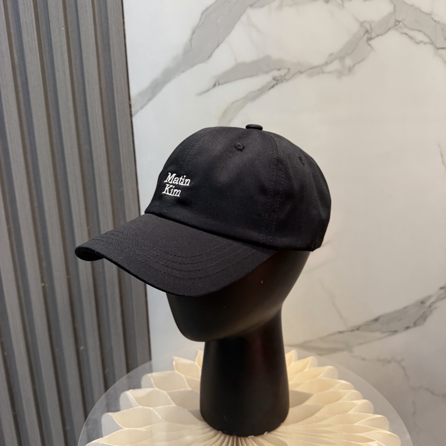 韩国大热的Matin Kim刺绣棒球帽🧢上新啦！最近超爱这款刺绣棒球帽每个色都很好看日常通勤、运动都合适