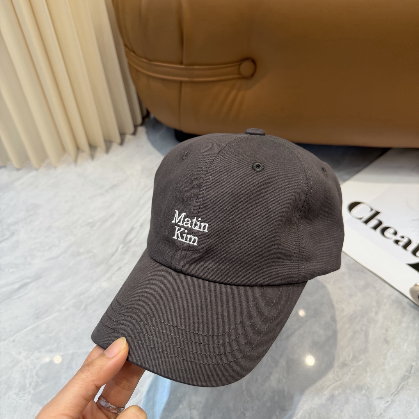 韩国大热的Matin Kim刺绣棒球帽🧢上新啦！最近超爱这款刺绣棒球帽每个色都很好看日常通勤、运动都合适