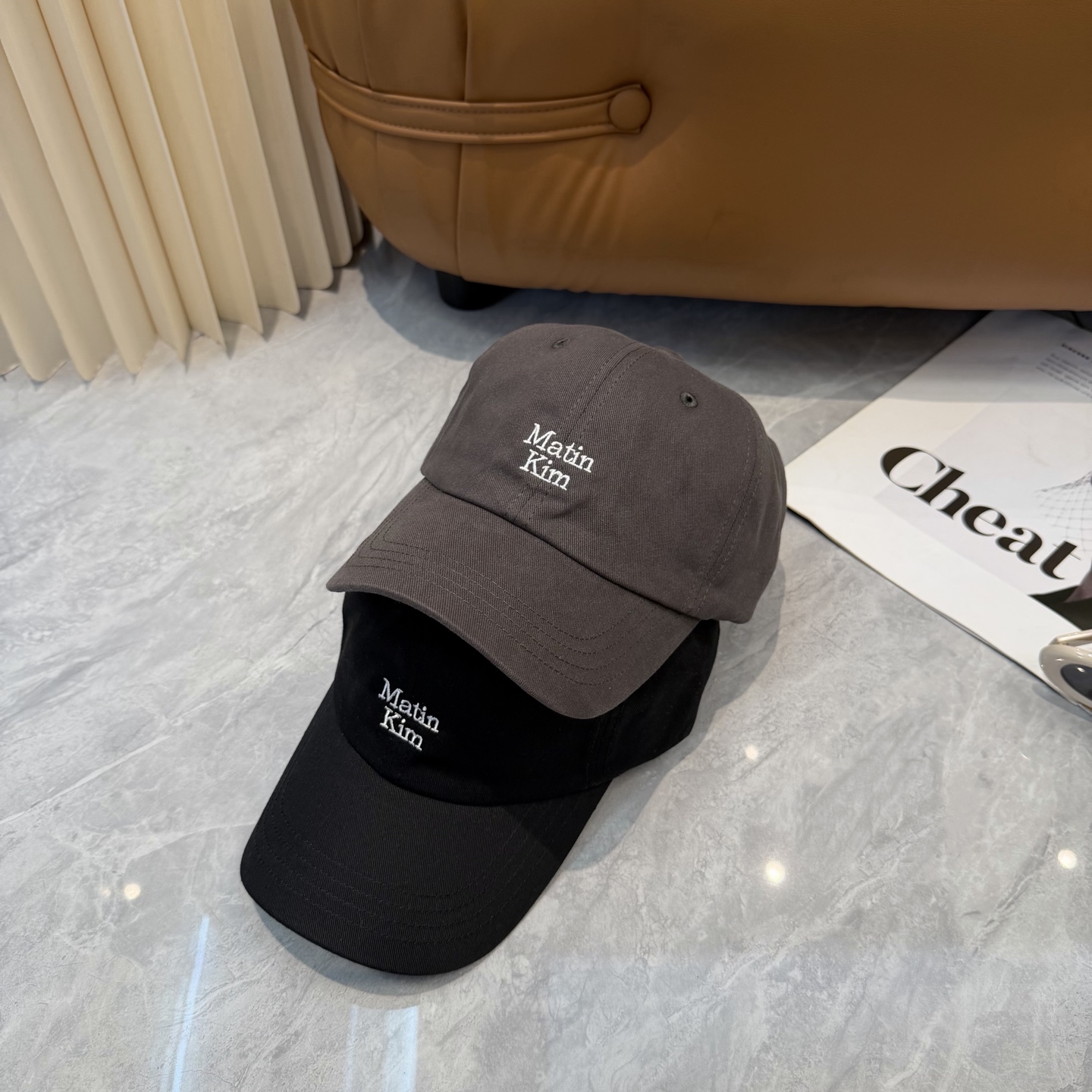 韩国大热的Matin Kim刺绣棒球帽🧢上新啦！最近超爱这款刺绣棒球帽每个色都很好看日常通勤、运动都合适