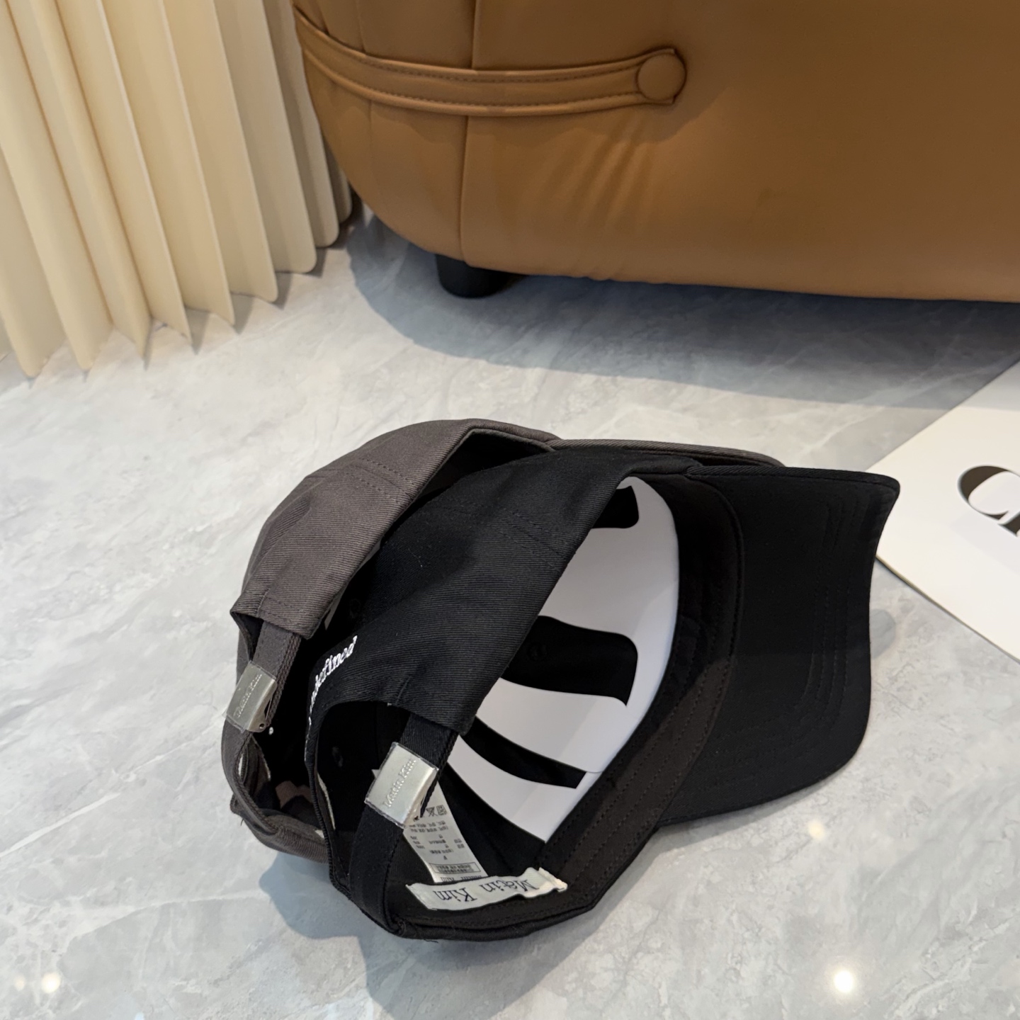 韩国大热的Matin Kim刺绣棒球帽🧢上新啦！最近超爱这款刺绣棒球帽每个色都很好看日常通勤、运动都合适