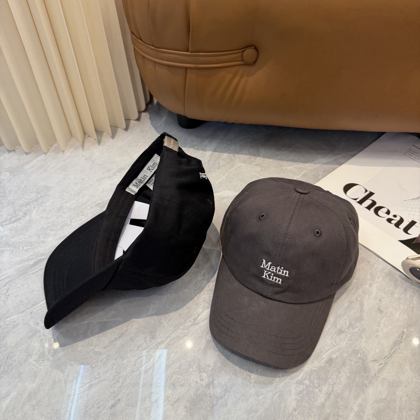 韩国大热的Matin Kim刺绣棒球帽🧢上新啦！最近超爱这款刺绣棒球帽每个色都很好看日常通勤、运动都合适