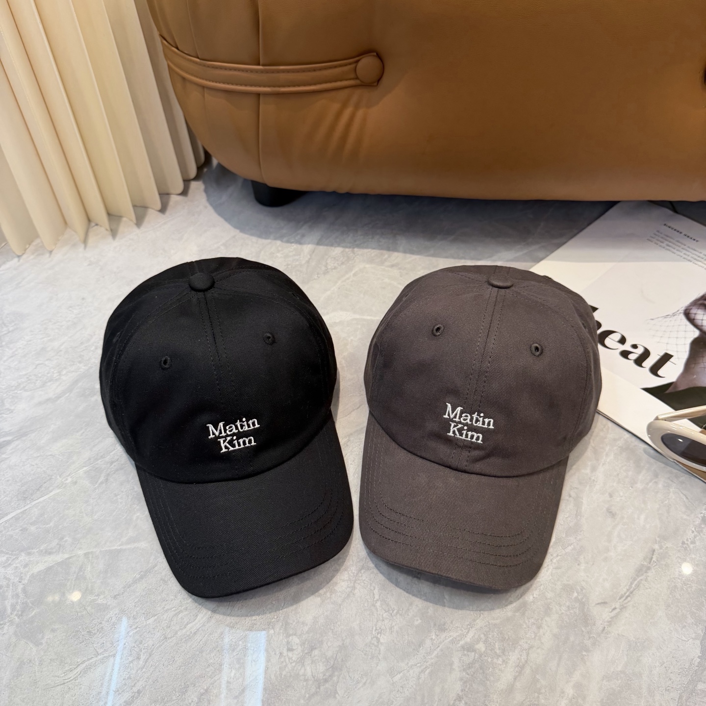 韩国大热的Matin Kim刺绣棒球帽🧢上新啦！最近超爱这款刺绣棒球帽每个色都很好看日常通勤、运动都合适