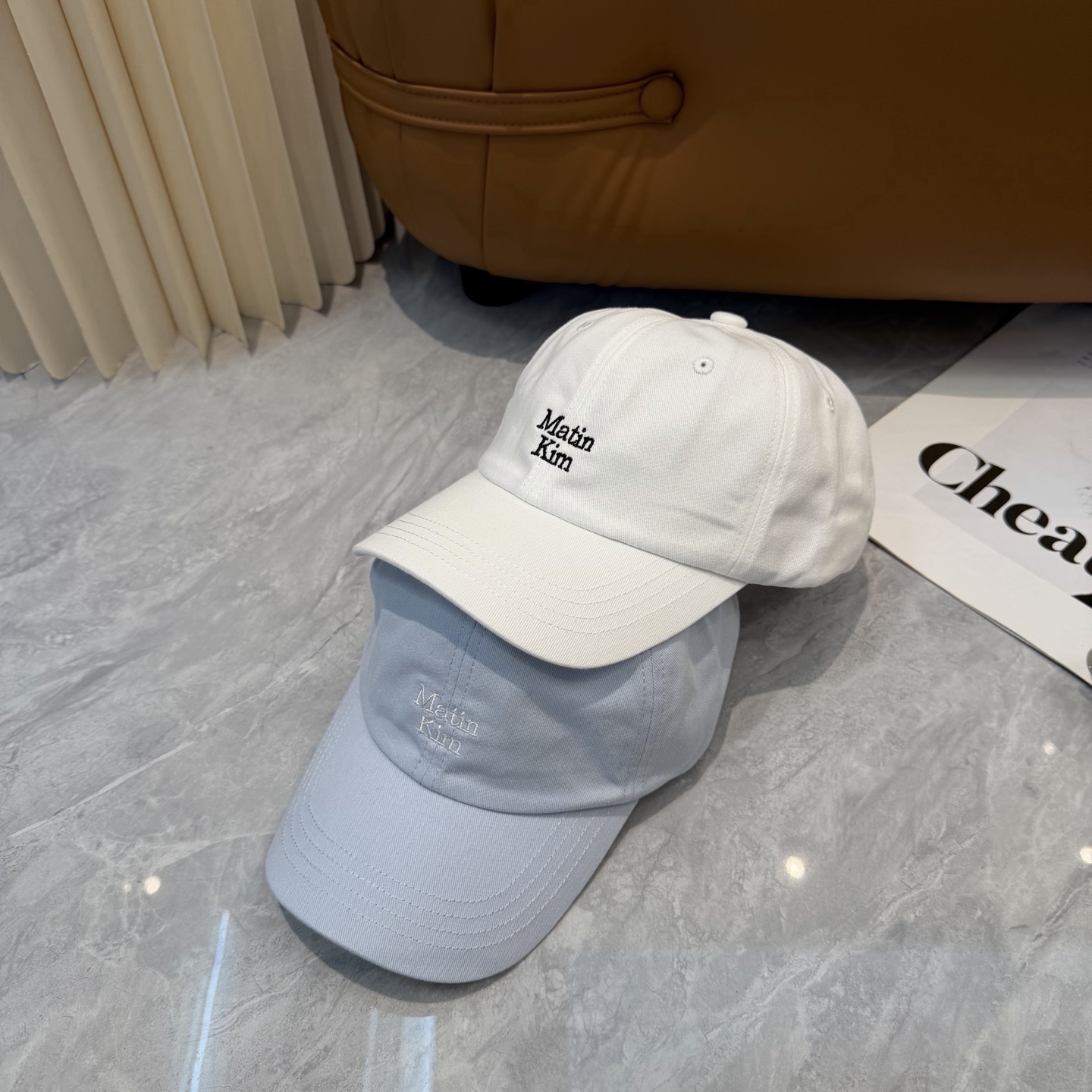 韩国大热的Matin Kim刺绣棒球帽🧢上新啦！最近超爱这款刺绣棒球帽每个色都很好看日常通勤、运动都合适