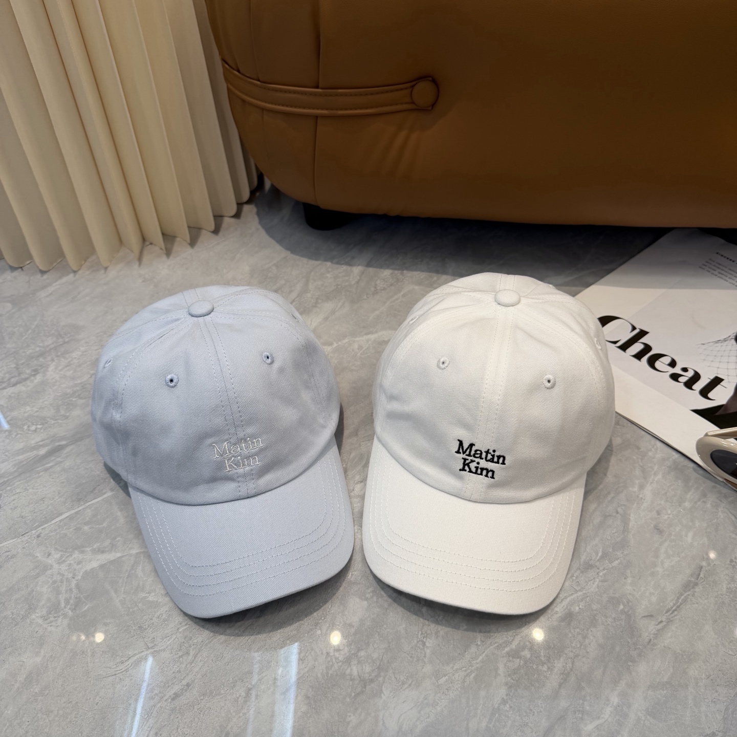 韩国大热的Matin Kim刺绣棒球帽🧢上新啦！最近超爱这款刺绣棒球帽每个色都很好看日常通勤、运动都合适