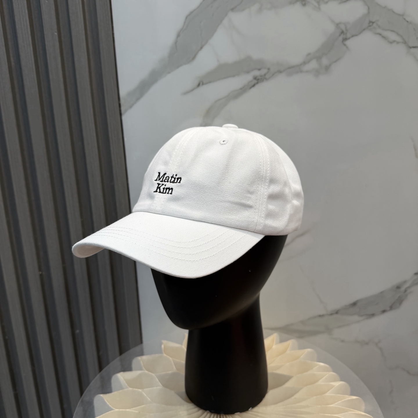 韩国大热的Matin Kim刺绣棒球帽🧢上新啦！最近超爱这款刺绣棒球帽每个色都很好看日常通勤、运动都合适