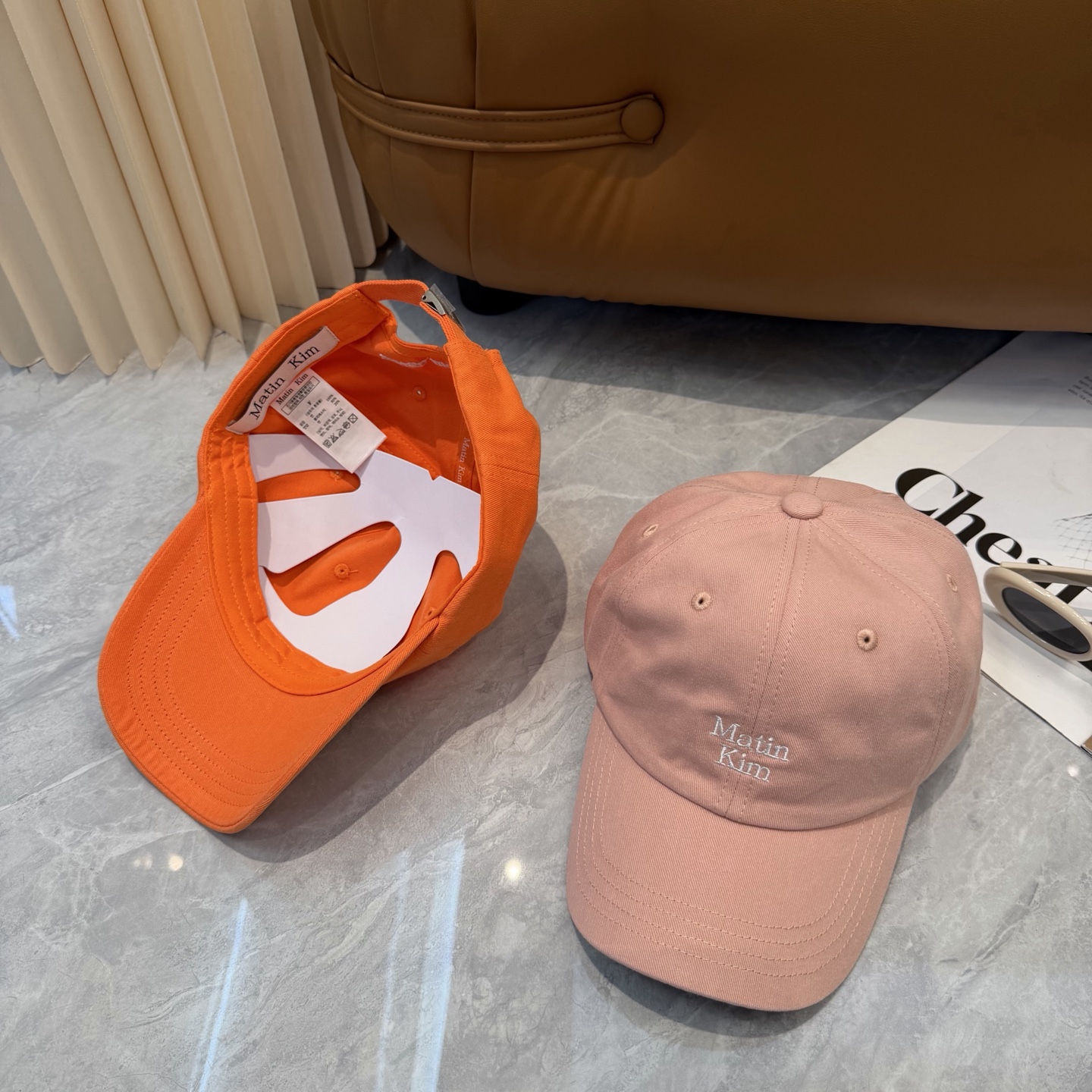 韩国大热的Matin Kim刺绣棒球帽🧢上新啦！最近超爱这款刺绣棒球帽每个色都很好看日常通勤、运动都合适