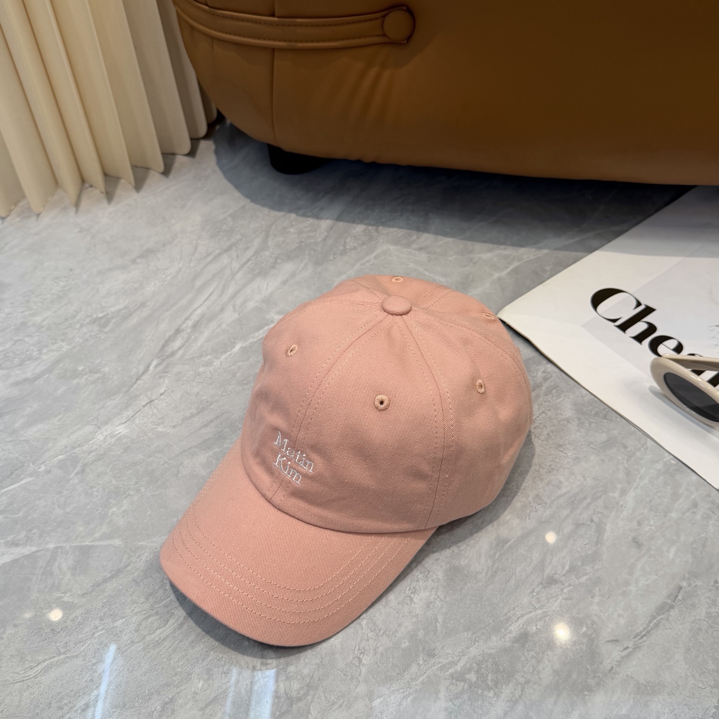 韩国大热的Matin Kim刺绣棒球帽🧢上新啦！最近超爱这款刺绣棒球帽每个色都很好看日常通勤、运动都合适