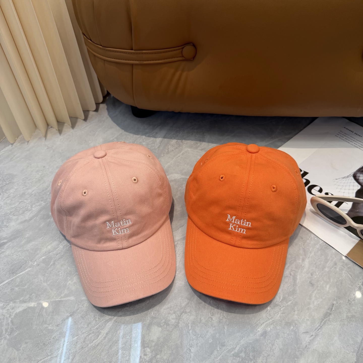 韩国大热的Matin Kim刺绣棒球帽🧢上新啦！最近超爱这款刺绣棒球帽每个色都很好看日常通勤、运动都合适