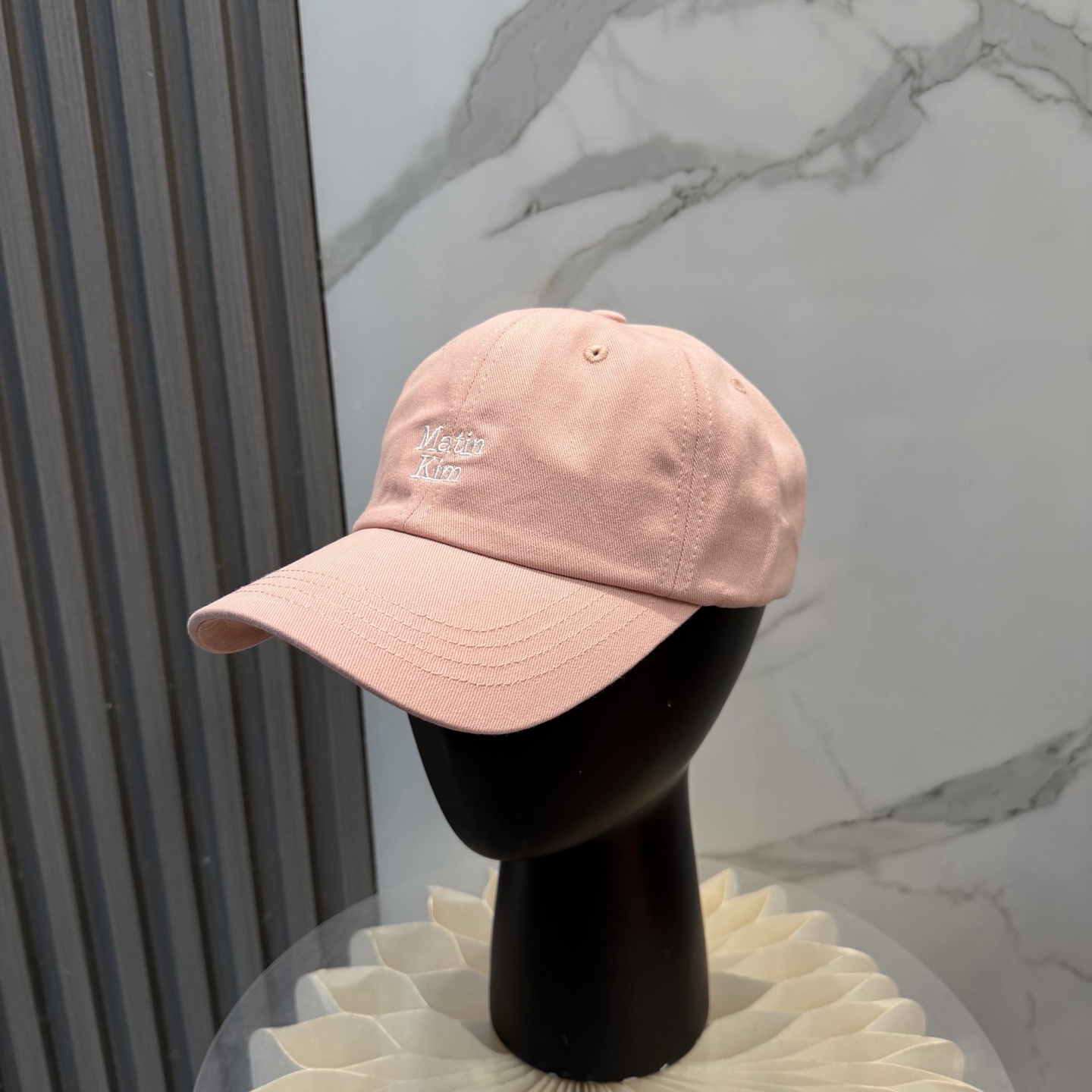 韩国大热的Matin Kim刺绣棒球帽🧢上新啦！最近超爱这款刺绣棒球帽每个色都很好看日常通勤、运动都合适