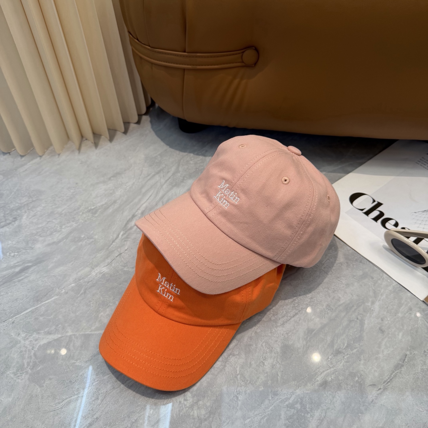 韩国大热的Matin Kim刺绣棒球帽🧢上新啦！最近超爱这款刺绣棒球帽每个色都很好看日常通勤、运动都合适