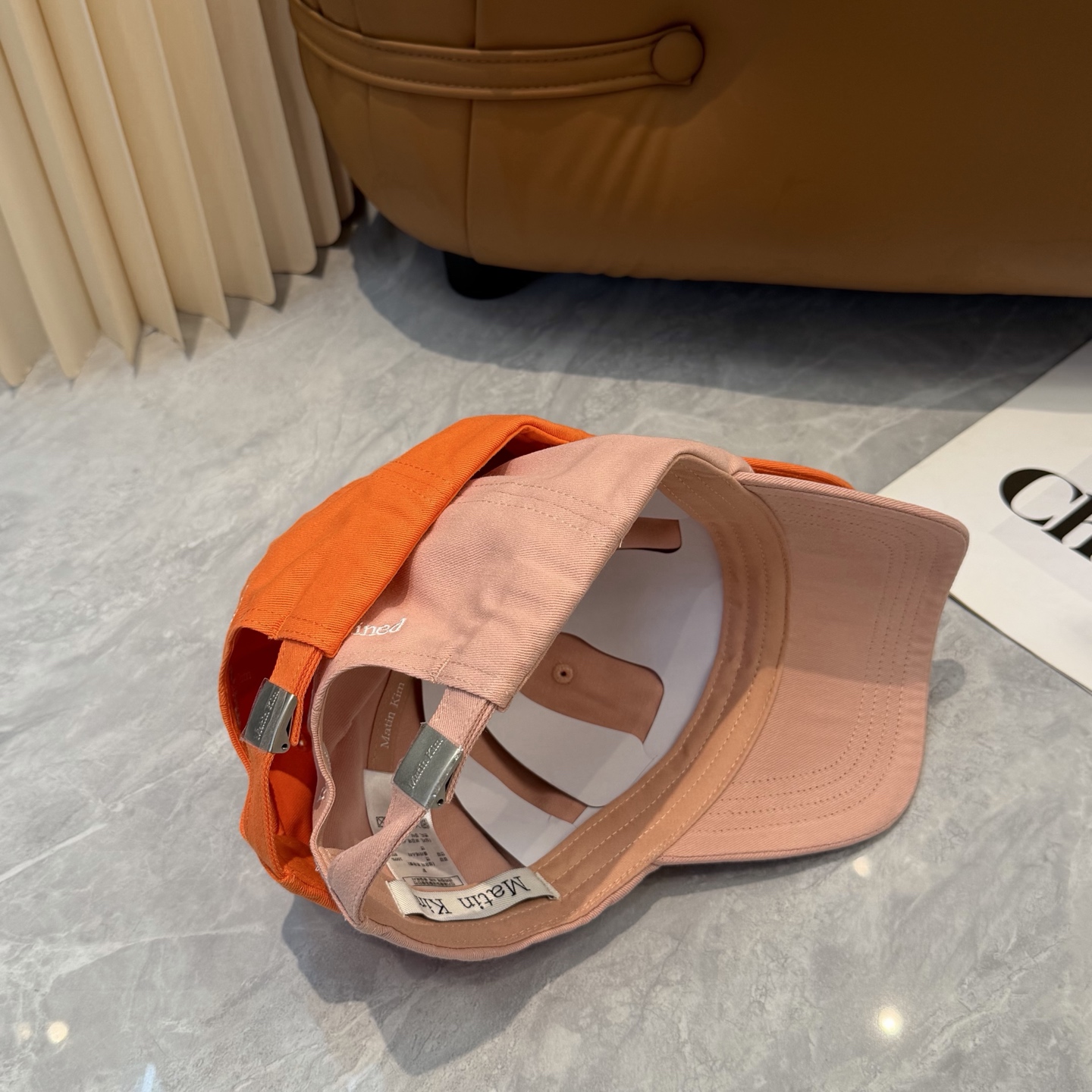 韩国大热的Matin Kim刺绣棒球帽🧢上新啦！最近超爱这款刺绣棒球帽每个色都很好看日常通勤、运动都合适