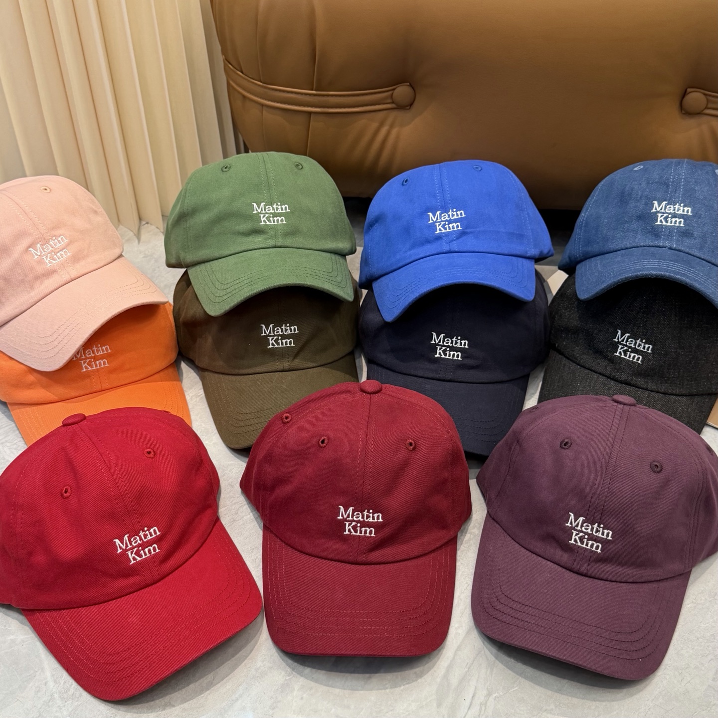 韩国大热的Matin Kim刺绣棒球帽🧢上新啦！最近超爱这款刺绣棒球帽每个色都很好看日常通勤、运动都合适