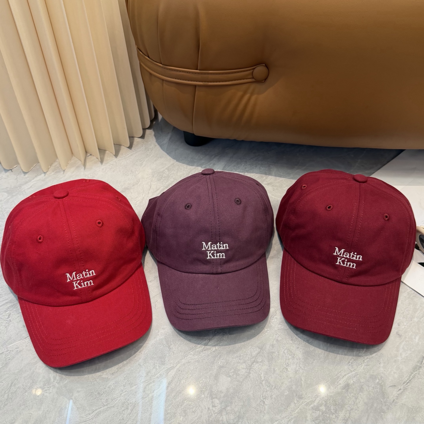 韩国大热的Matin Kim刺绣棒球帽🧢上新啦！最近超爱这款刺绣棒球帽每个色都很好看日常通勤、运动都合适