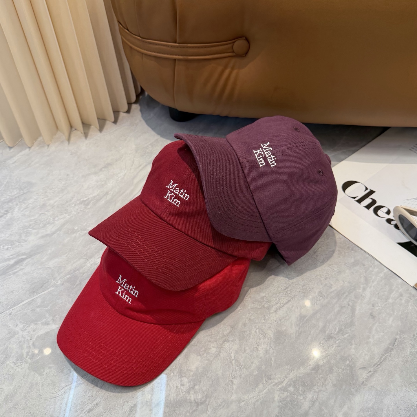 韩国大热的Matin Kim刺绣棒球帽🧢上新啦！最近超爱这款刺绣棒球帽每个色都很好看日常通勤、运动都合适