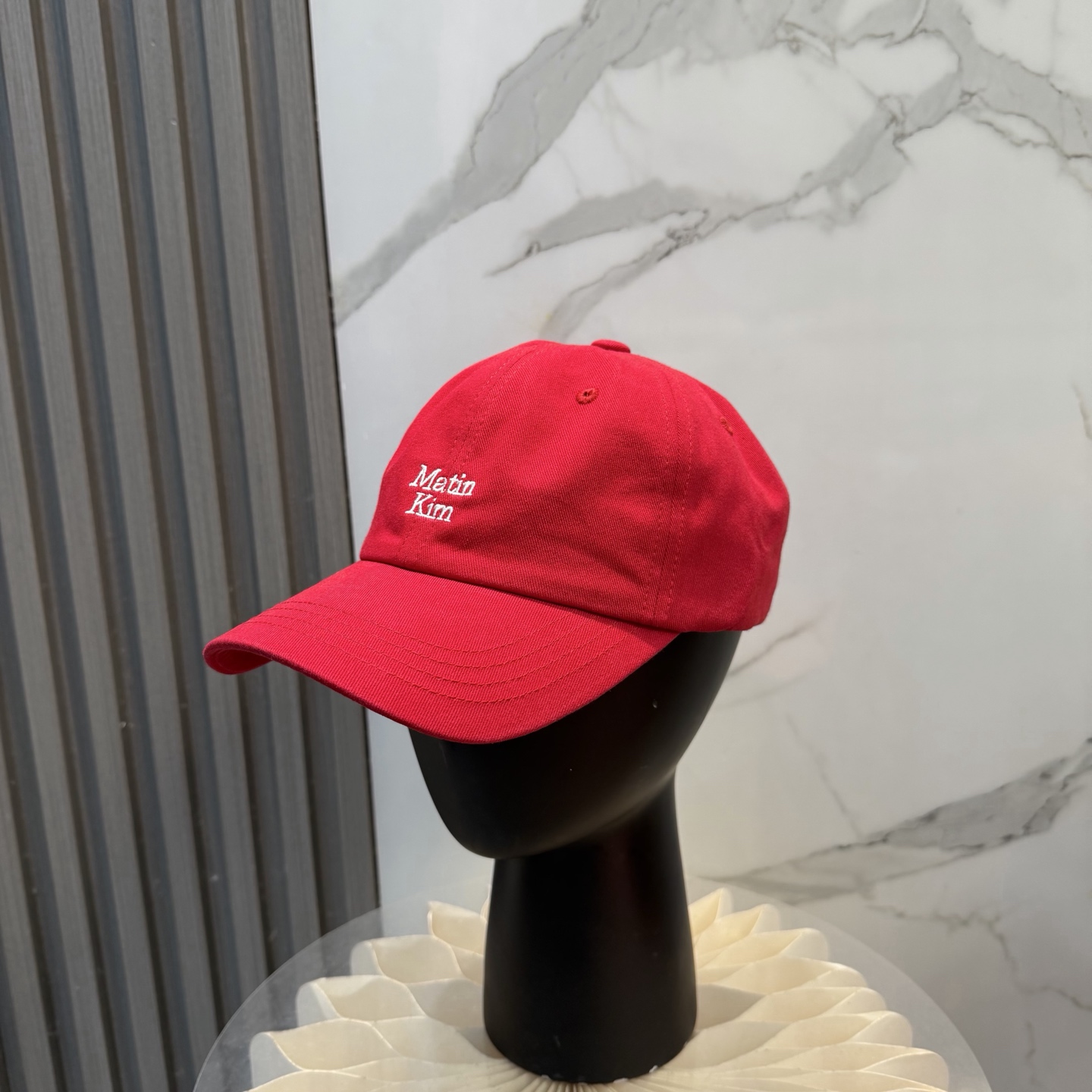 韩国大热的Matin Kim刺绣棒球帽🧢上新啦！最近超爱这款刺绣棒球帽每个色都很好看日常通勤、运动都合适