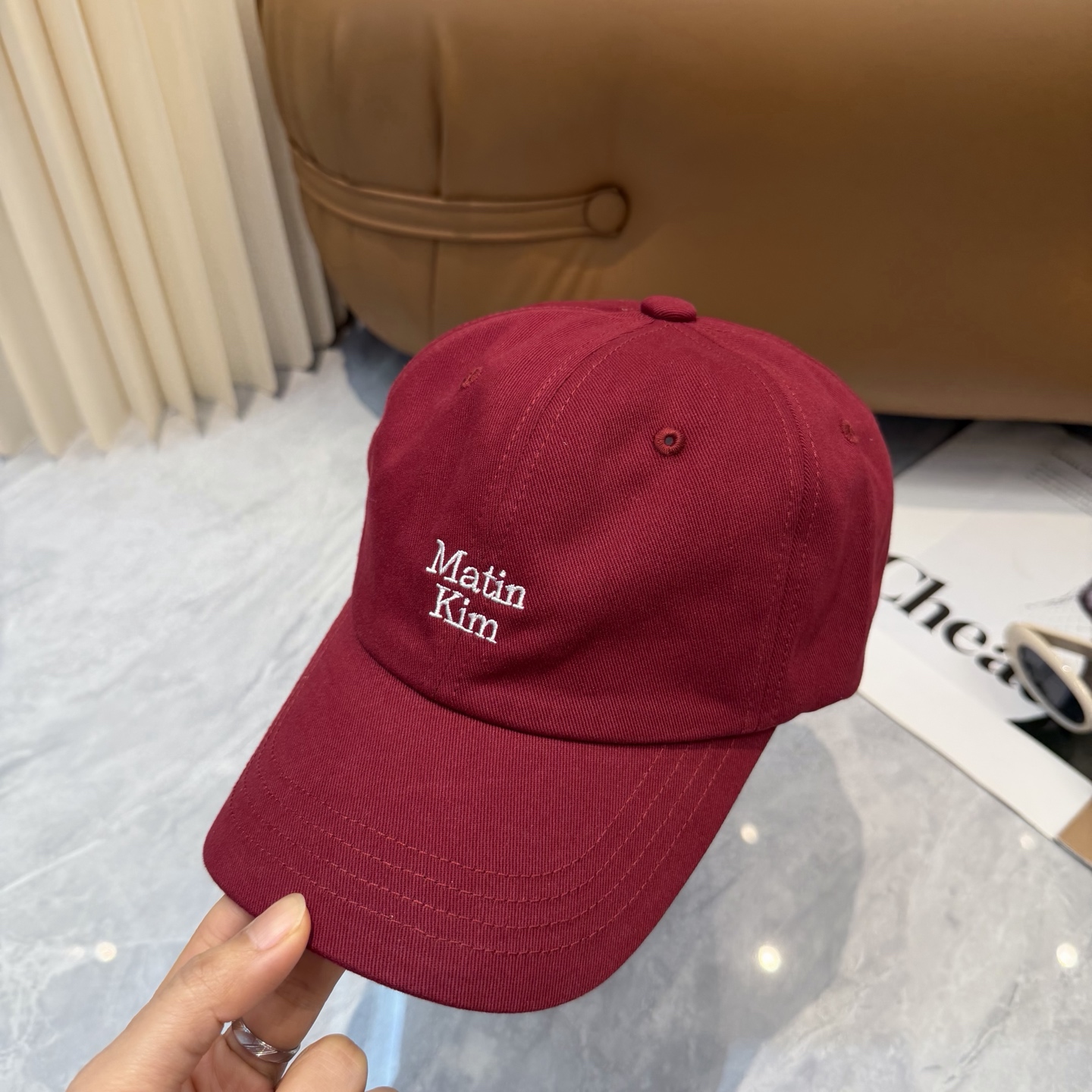 韩国大热的Matin Kim刺绣棒球帽🧢上新啦！最近超爱这款刺绣棒球帽每个色都很好看日常通勤、运动都合适