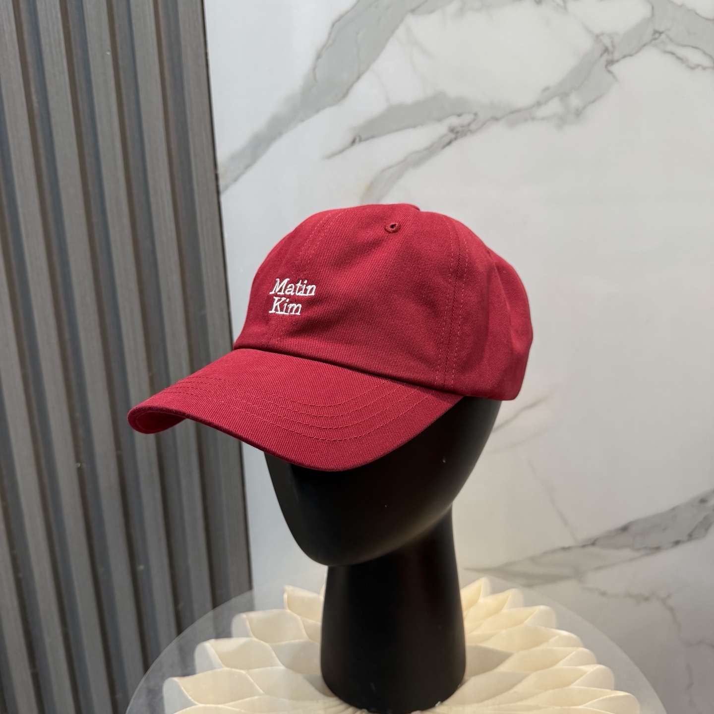 韩国大热的Matin Kim刺绣棒球帽🧢上新啦！最近超爱这款刺绣棒球帽每个色都很好看日常通勤、运动都合适