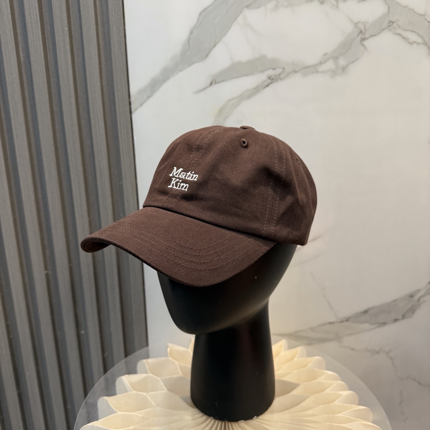 韩国大热的Matin Kim刺绣棒球帽🧢上新啦！最近超爱这款刺绣棒球帽每个色都很好看日常通勤、运动都合适