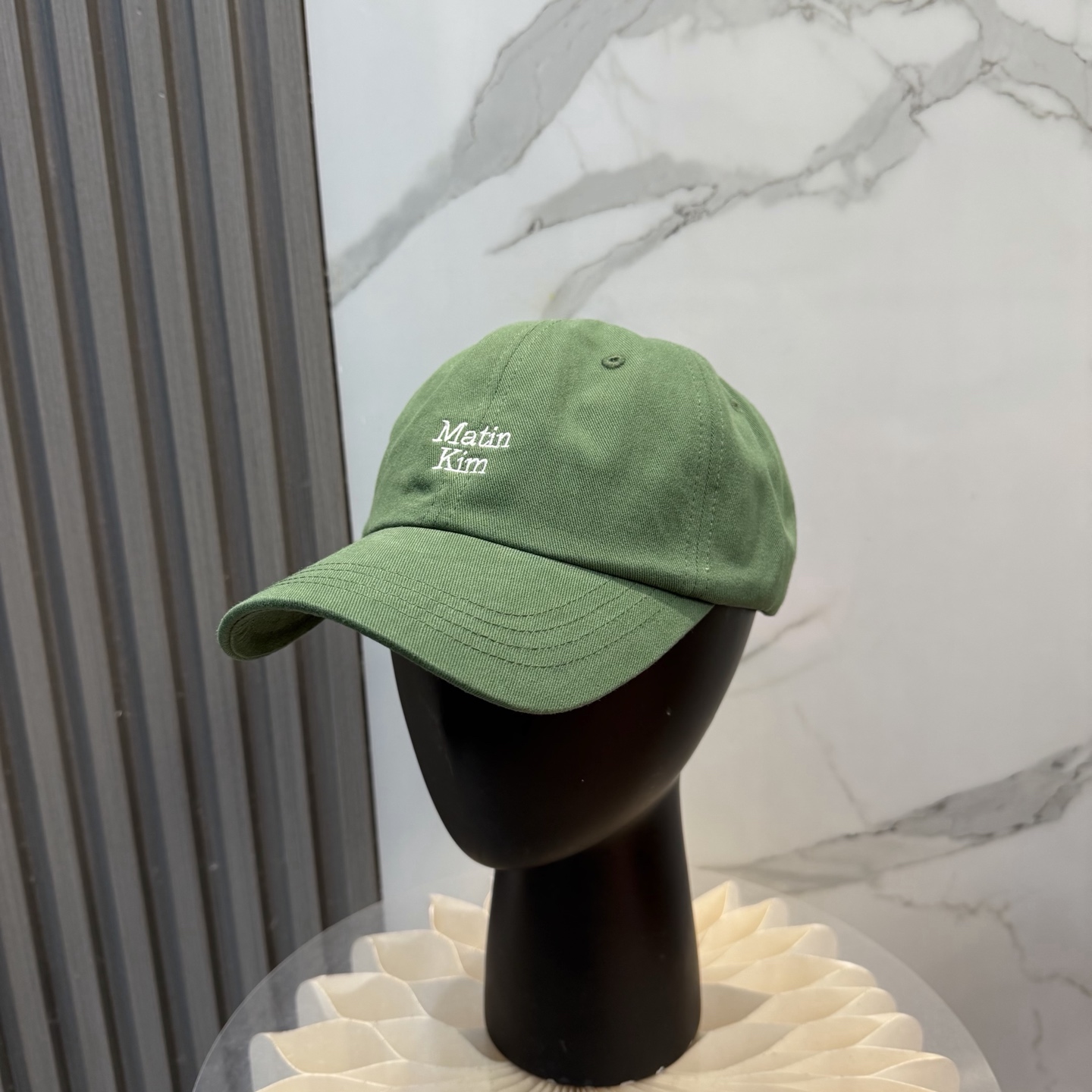 韩国大热的Matin Kim刺绣棒球帽🧢上新啦！最近超爱这款刺绣棒球帽每个色都很好看日常通勤、运动都合适