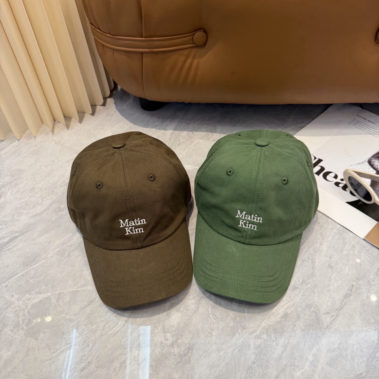 韩国大热的Matin Kim刺绣棒球帽🧢上新啦！最近超爱这款刺绣棒球帽每个色都很好看日常通勤、运动都合适