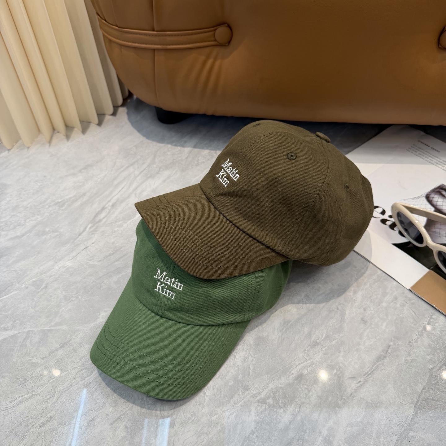 韩国大热的Matin Kim刺绣棒球帽🧢上新啦！最近超爱这款刺绣棒球帽每个色都很好看日常通勤、运动都合适